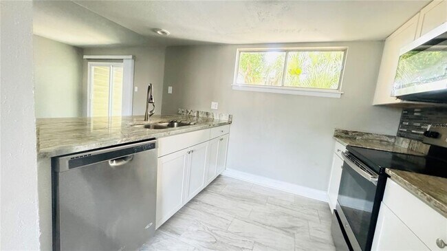 Building Photo - 4016 Woodfern Dr