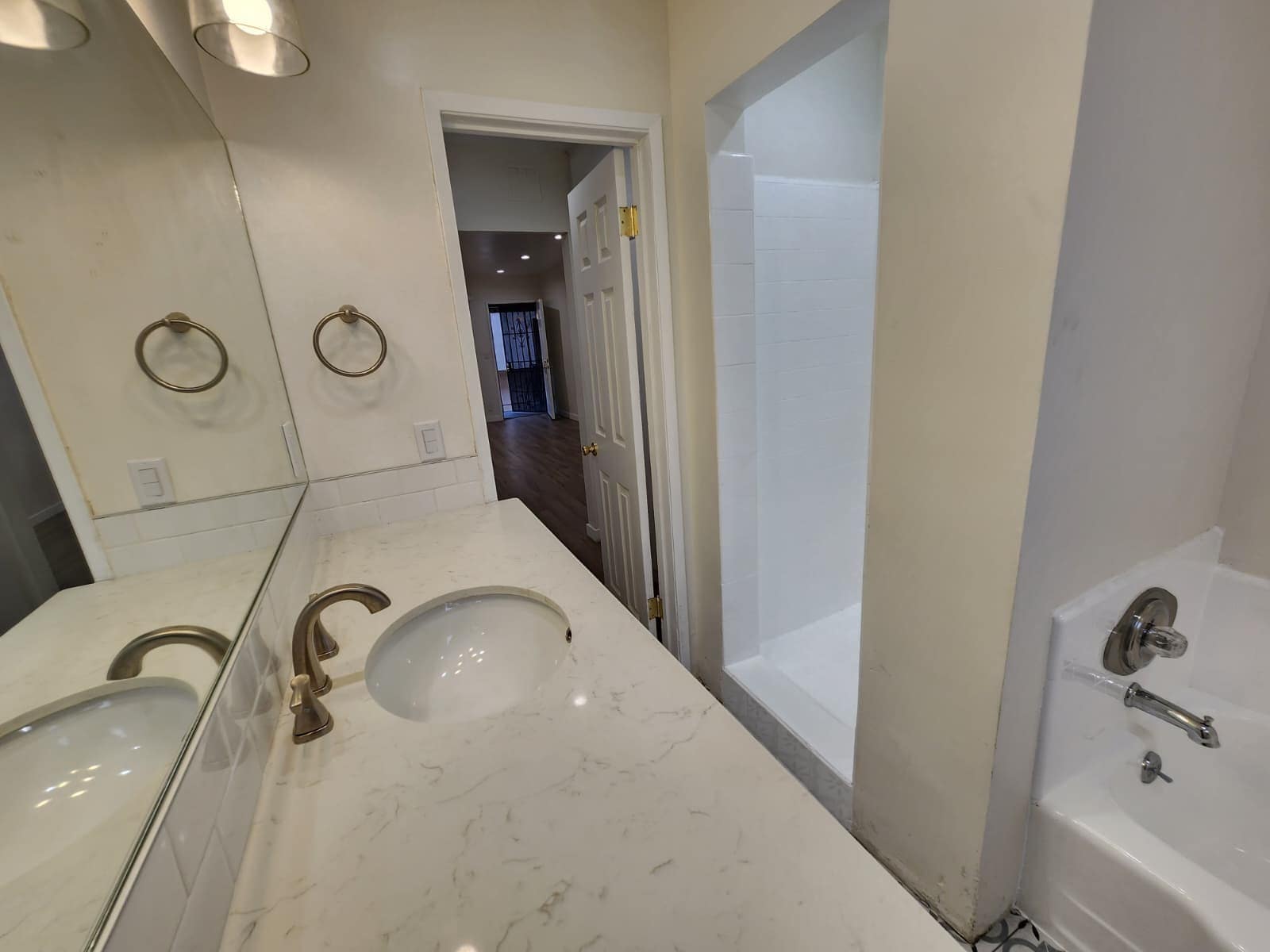 Building Photo - 1414 S Orange Grove Ave