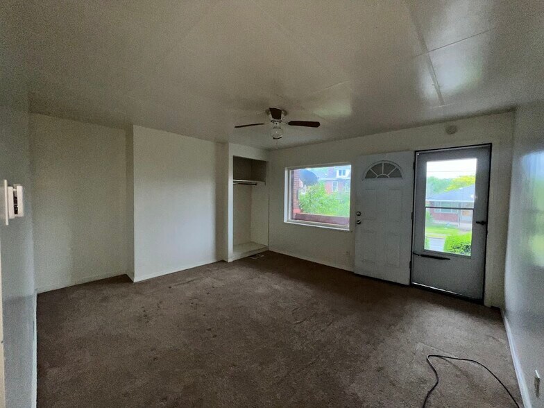 Building Photo - 709 Waddell Ave
