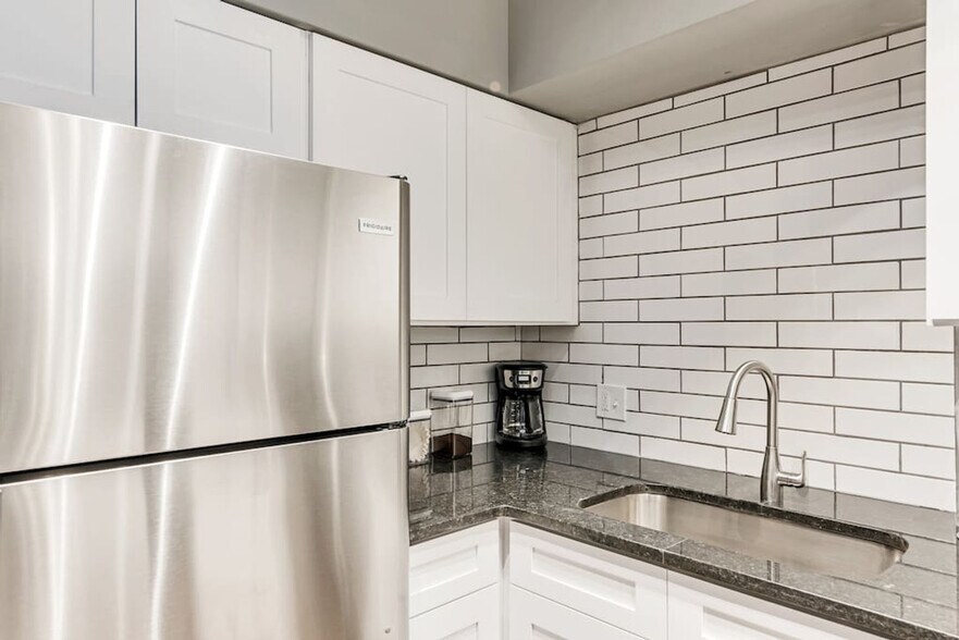 Building Photo - 713 Barton St