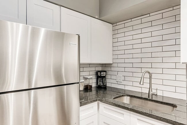 Building Photo - 713 Barton St