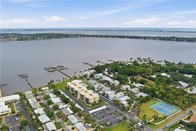 Building Photo - 150 SE Four Winds Dr