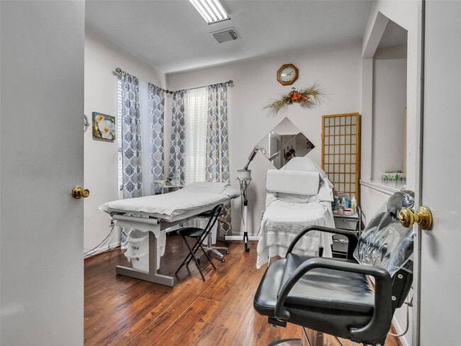 Building Photo - 5514 Gatesprings Ln