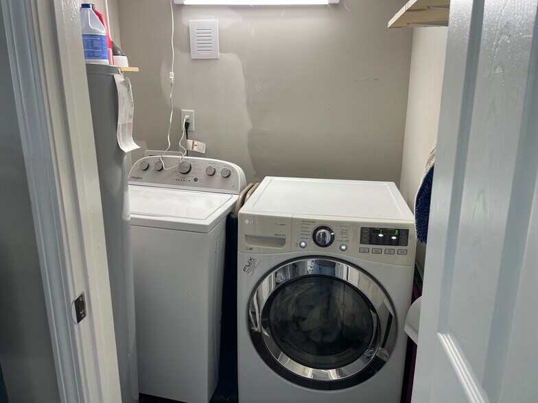 Hook-ups for washer and dryer (the appliances are NOT INCLUDED) - 520 Commonwealth St