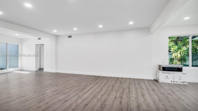 Building Photo - 1500 NE 13th Pl