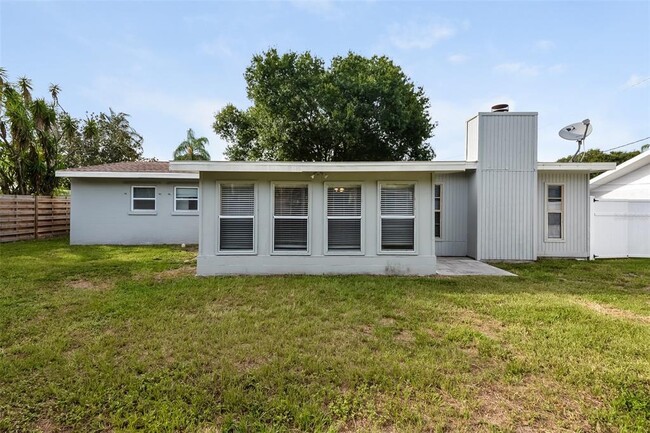 Building Photo - 3305 19th Ave W