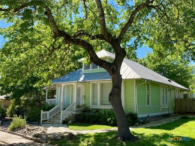 Building Photo - 414 W San Antonio St