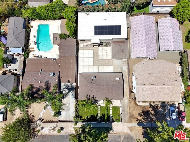 Building Photo - 6913 Encino Ave
