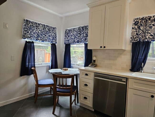 Building Photo - Charming 3 Bedroom Home in Southgate Neigh...