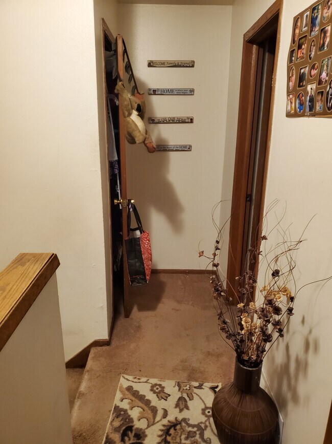 Building Photo - Multi-Level 2BED/1.5BATH West Allis Apartment