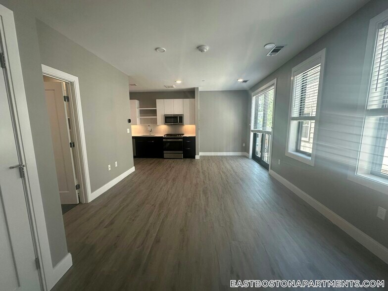 Building Photo - 656 Saratoga St