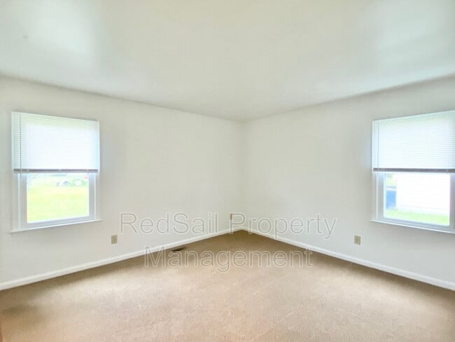 Building Photo - 180 Lori Cir