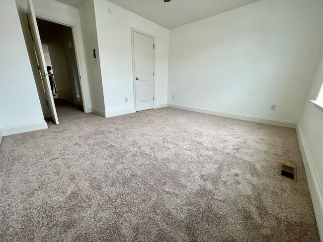 Building Photo - Luxurious 4-Bedroom Corner Townhome in Newtown Square! Available mid-April!