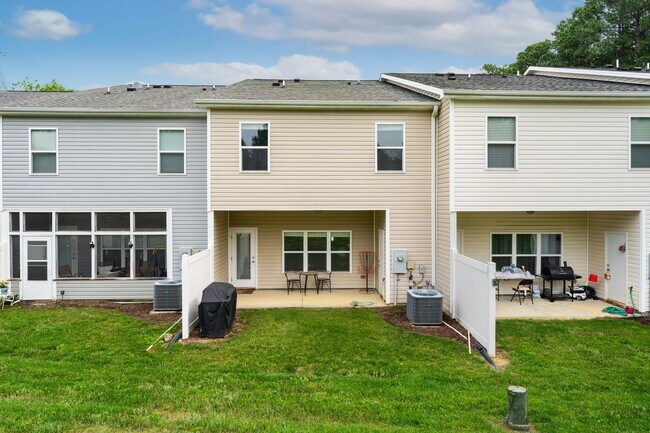 Building Photo - 3-Bedroom Townhome Available Eary July!