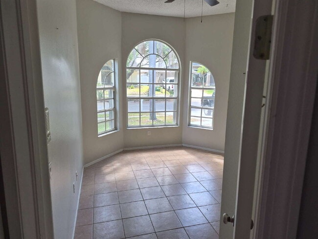 Building Photo - "Spacious 1732 Sq Ft 3-Bed, 2 Baths, in Tarpon Springs!"