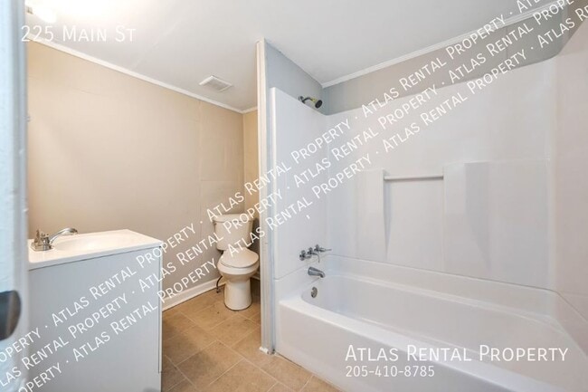 Building Photo - 225 Main St