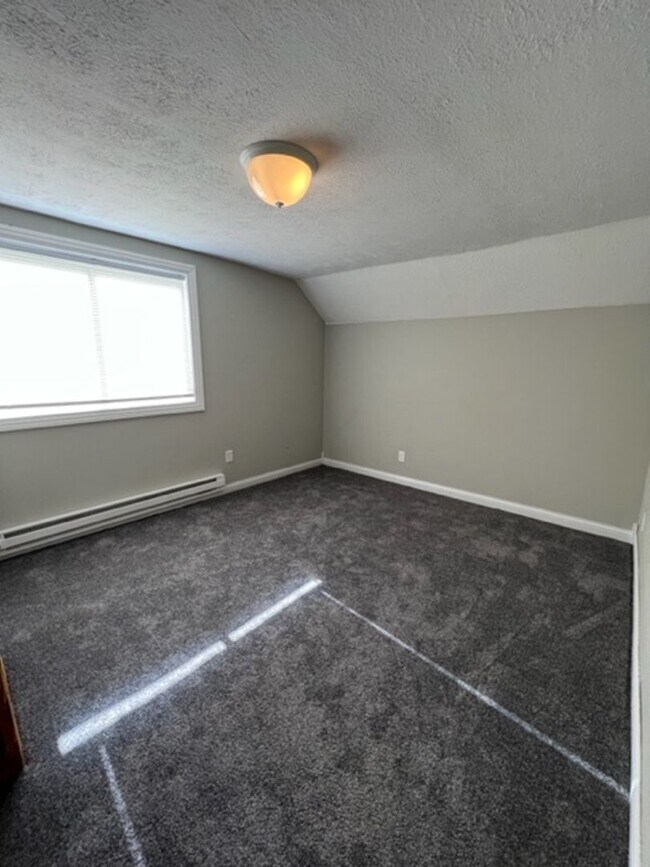 Building Photo - Charming 2 Bedroom Home with Fenced Yard Available for Pre-Lease!