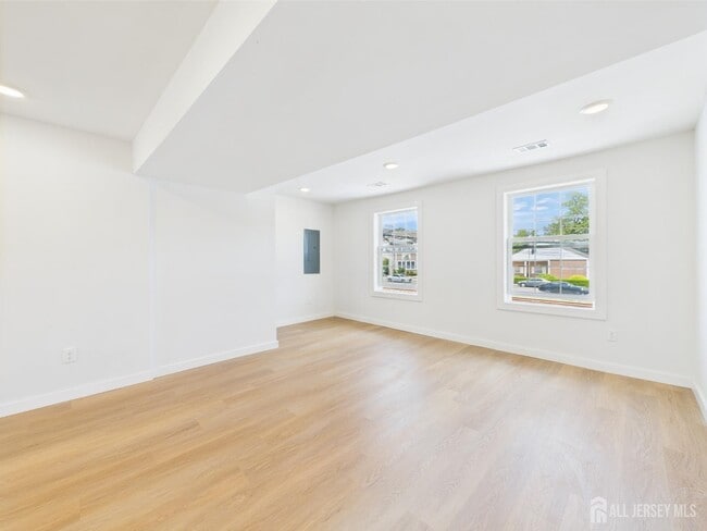 Building Photo - 10 W Railroad Ave