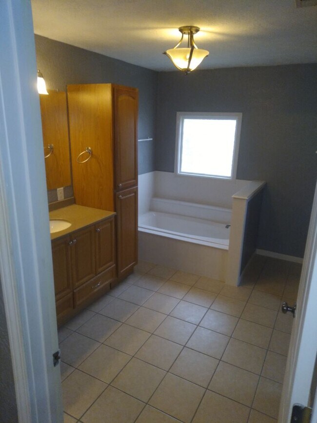 Building Photo - 2/2 Bath House PAISD School!