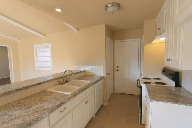 Building Photo - Half off First Full Month's Rent! /Fantastic Updated Home
