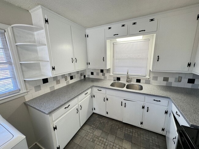 Building Photo - Fantastic 3 Bed 2 Bath Durham Ranch Brick Home