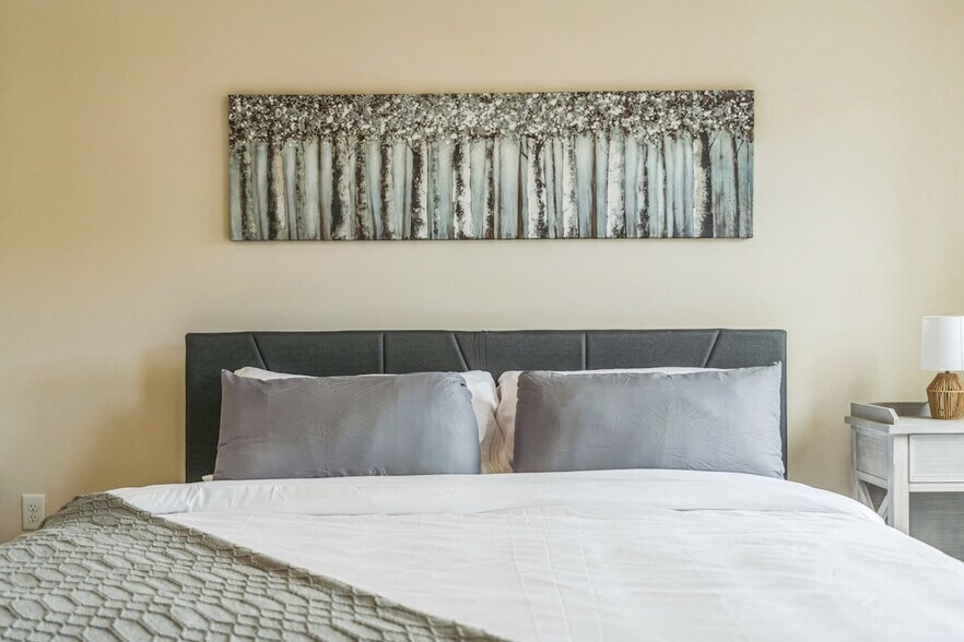 Building Photo - 7980 Blue Stream Dr