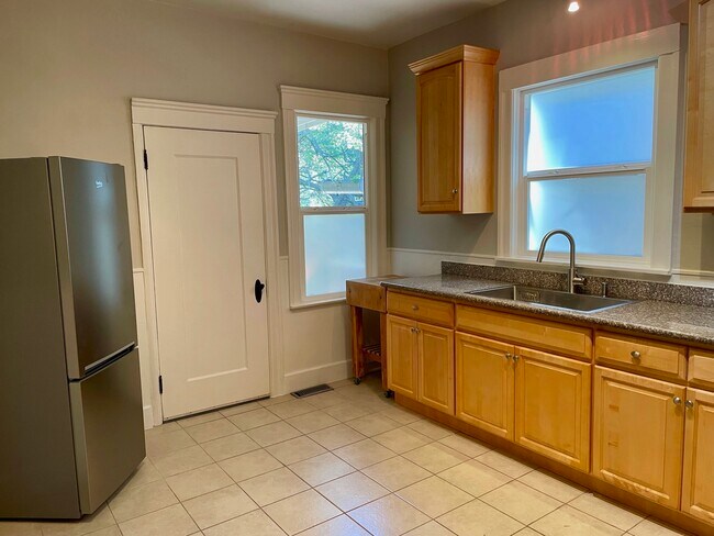 Building Photo - 482 38th St