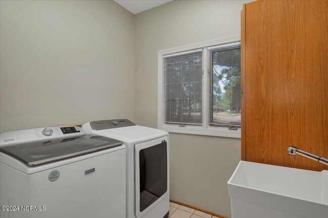 Building Photo - 38 Pinebrook Dr