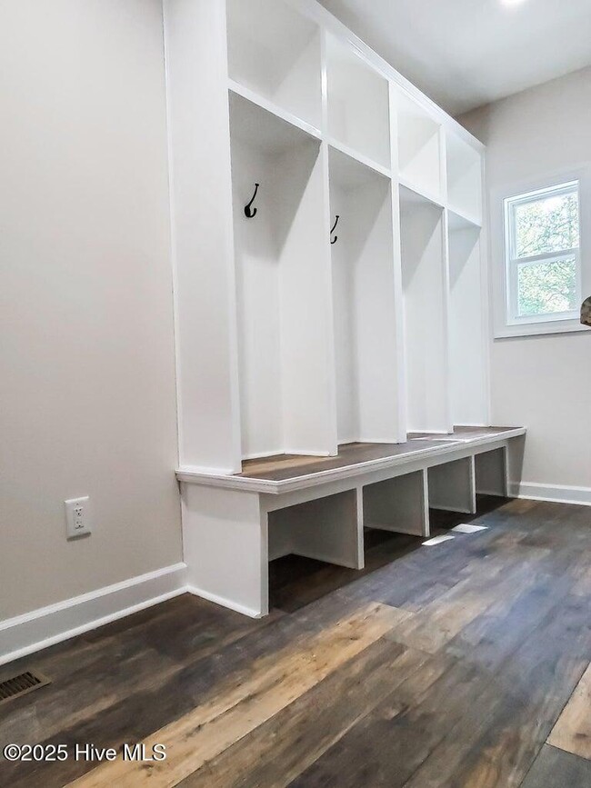 Building Photo - 9 Clarendon Ln