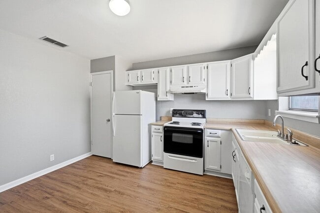 Building Photo - 2333 N Danville Dr