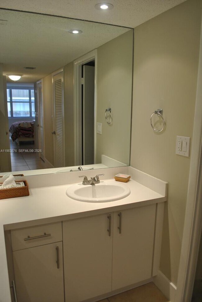 Building Photo - 6039 Collins Ave