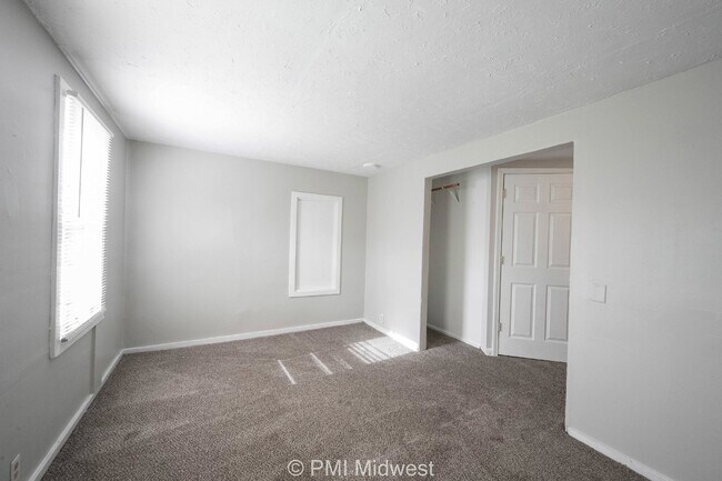 Building Photo - Charming 3-Bedroom Duplex with 2 Full Bath...