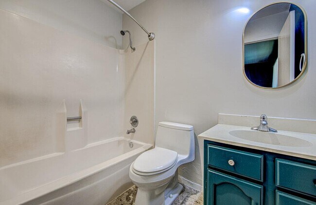 Building Photo - 5508 Pine Pl