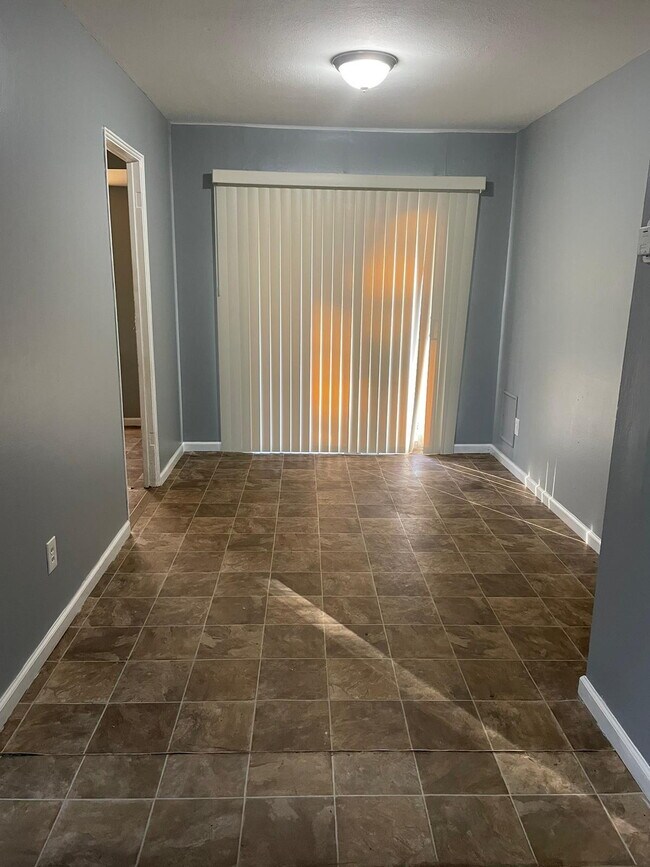 Building Photo - "Charming 3-Bed Sanctuary in St. Louis – Cozy Comfort Awaits on Ventura Drive!"  We accept sectio...