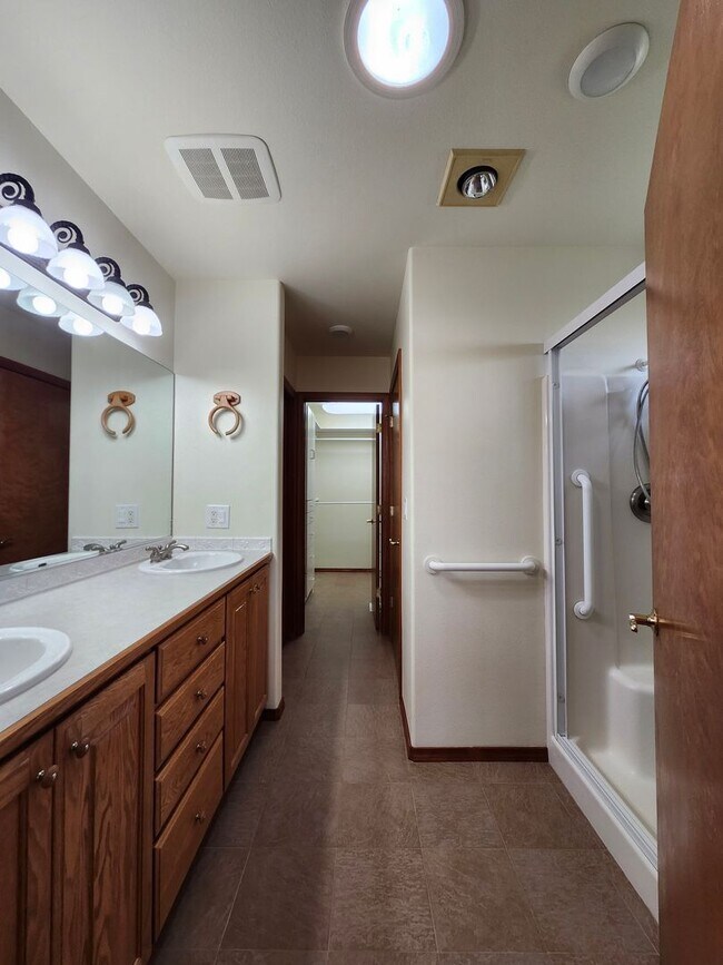 Building Photo - New Listing in a Beautiful Location in a Golf Community