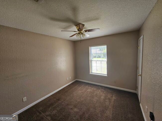 Building Photo - 107 Lively Oaks Dr