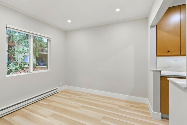 Building Photo - Move-In Ready 2 Bedroom/1 Bathroom Condo in The Heart of Mountain View!