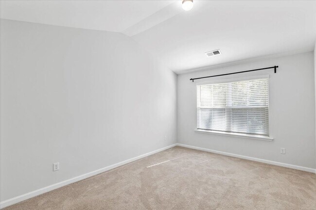 Building Photo - The Commons Stunning Townhome - 3 Bed 2.5 ...