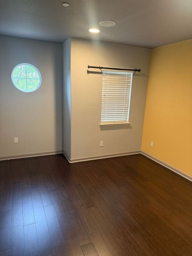 Building Photo - Beautiful 3 Bedrooms 2.5 Bath