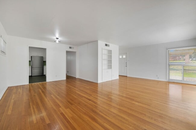 Building Photo - Oakhurst Duplex