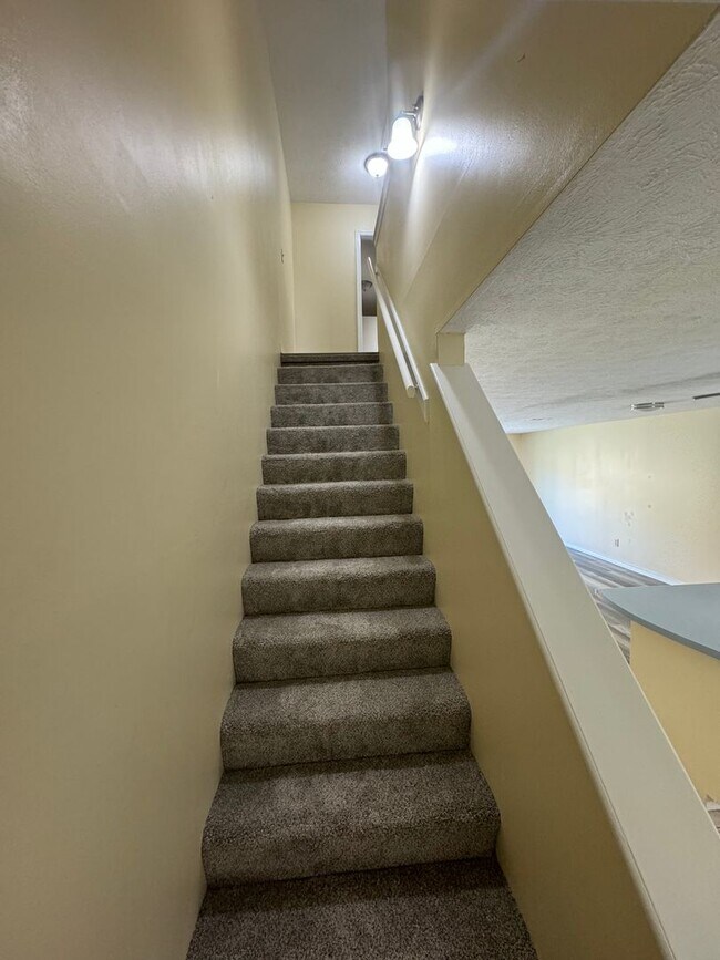 Building Photo - Great Two Bedroom-Freshly Remodeled-$500.00 off first months rental rate with approved application!