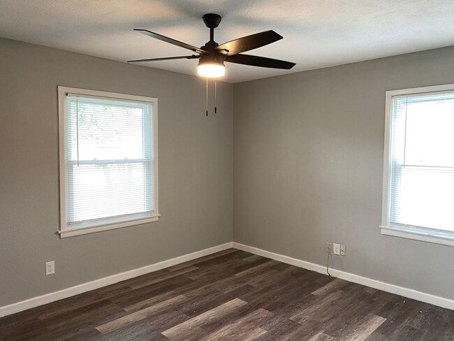Building Photo - 3 bed, 1 bath, carport