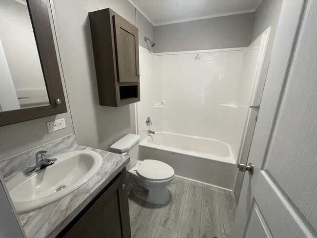 Building Photo - 17 Meadowlark Ln