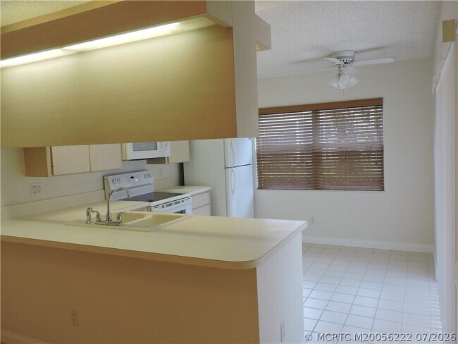 Building Photo - 2865 SW Lakemont Pl