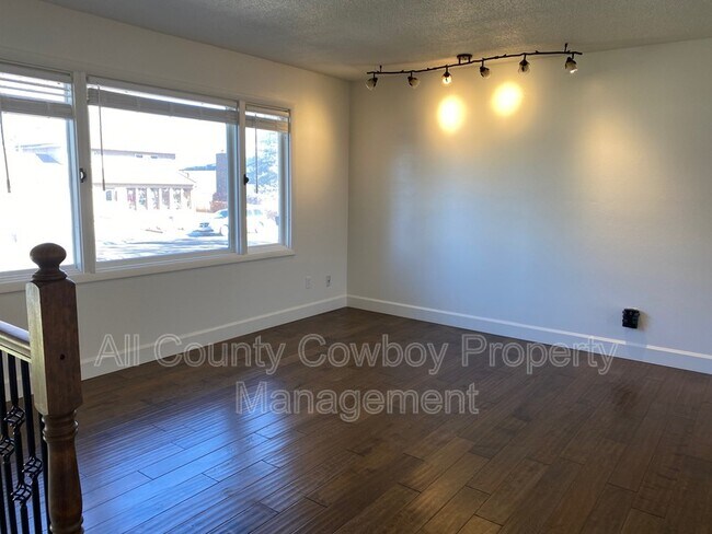 Building Photo - 1514 E Symons St