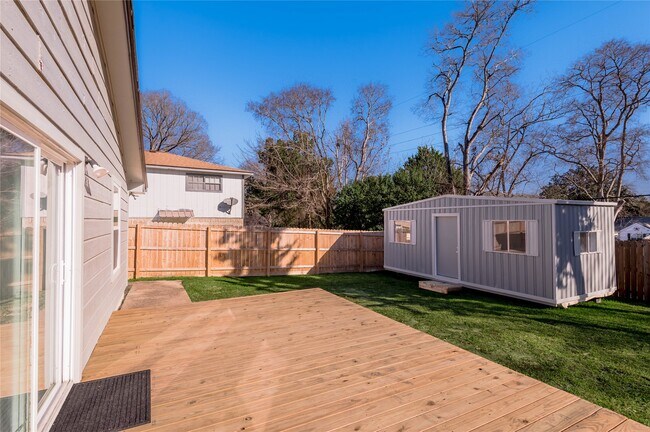 Building Photo - 1805 Ave Q