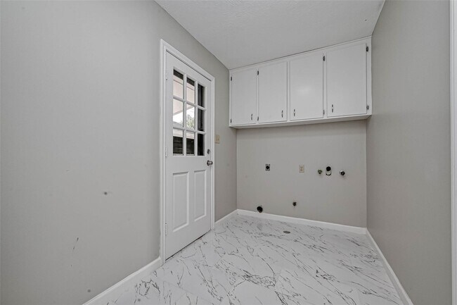 Building Photo - 26414 Maplewood Dr