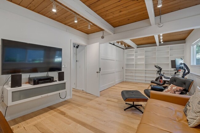 Building Photo - Great modern home located on Mercer Island