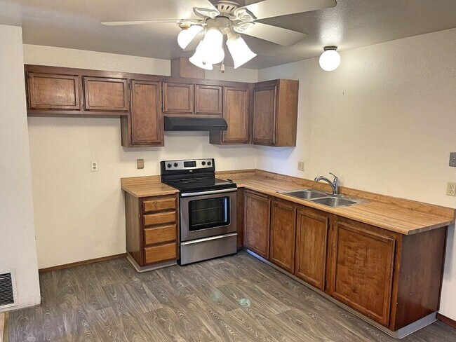 Building Photo - 3 Bedroom 2 Bath w/ Spa Room Suisun *Star ...