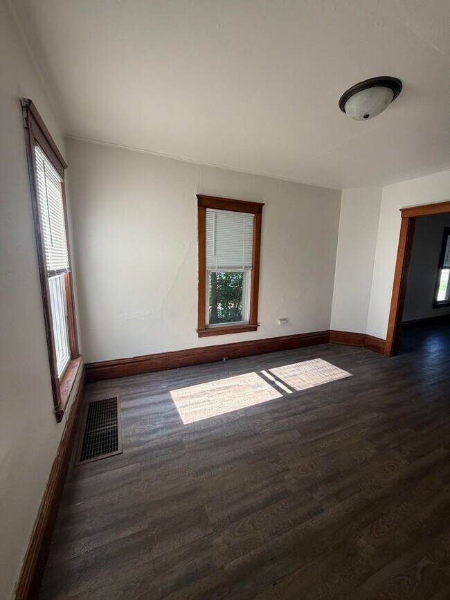 Building Photo - 733 Garfield Ave
